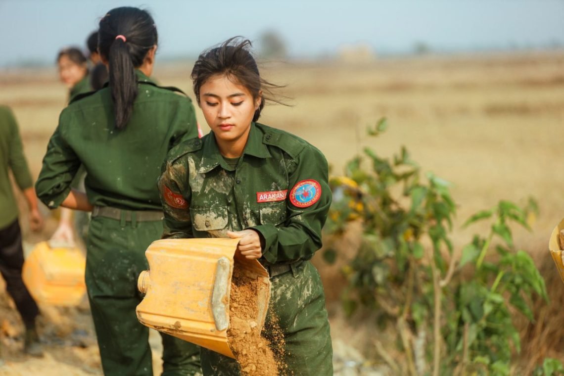 (ဓာတ်ပုံ - အာရက္ခပြည်သူ့တော်လှန်ရေးအစိုးရမှာတာဝန်ထမ်းဆောင်နေတဲ့အာရက္ခစစ်မေတဦး / AA )