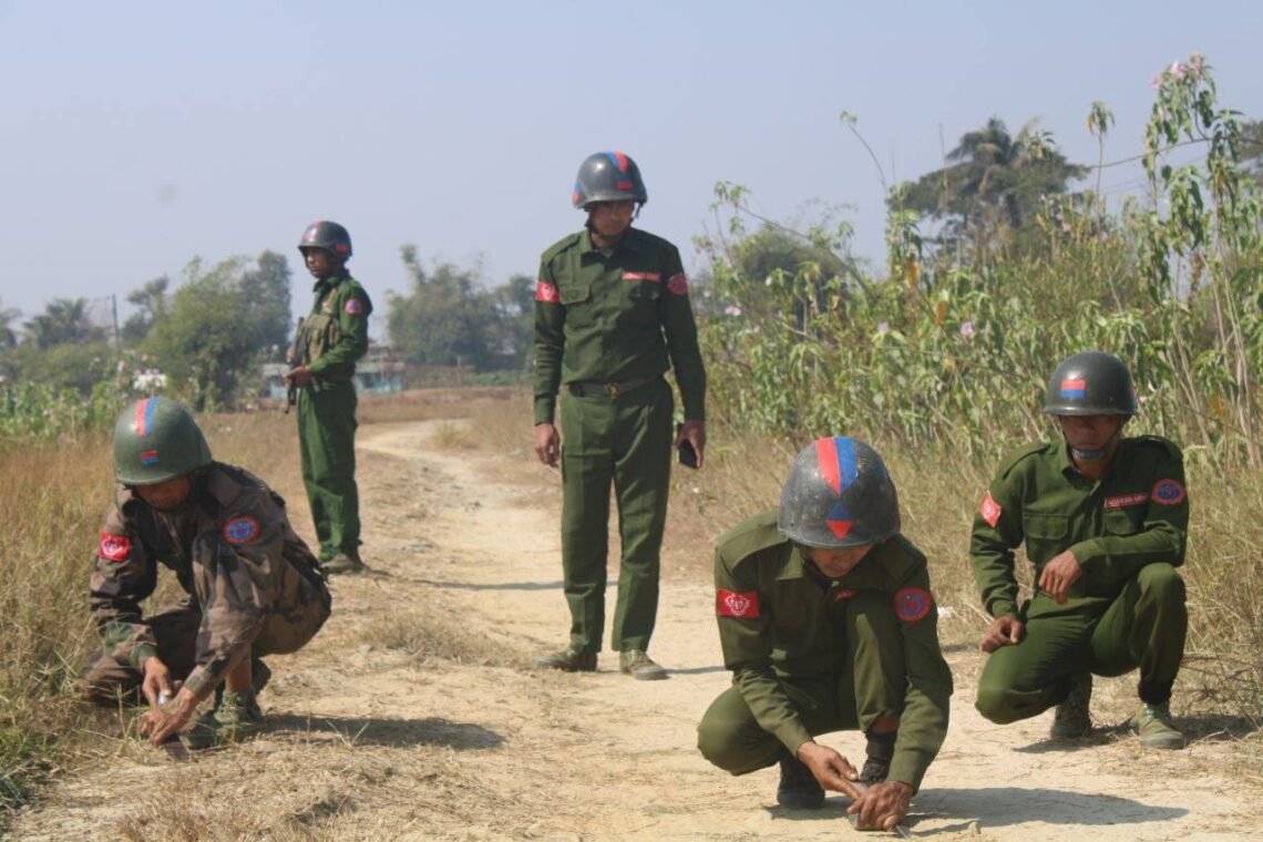 (ဓာတ်ပုံ - မောင်တောမြို့နယ်ကနေရာတ ချို့မှာအာရက္ခတပ်တော်က မိုင်းရှင်းလင်းနေပုံ / APM)