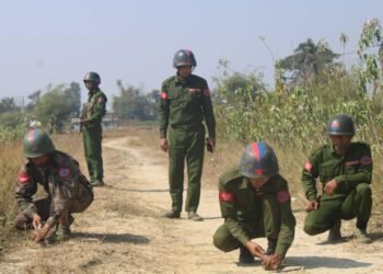 (ဓာတ်ပုံ - မောင်တောမြို့နယ်ကနေရာတ ချို့မှာအာရက္ခတပ်တော်က မိုင်းရှင်းလင်းနေပုံ / APM)