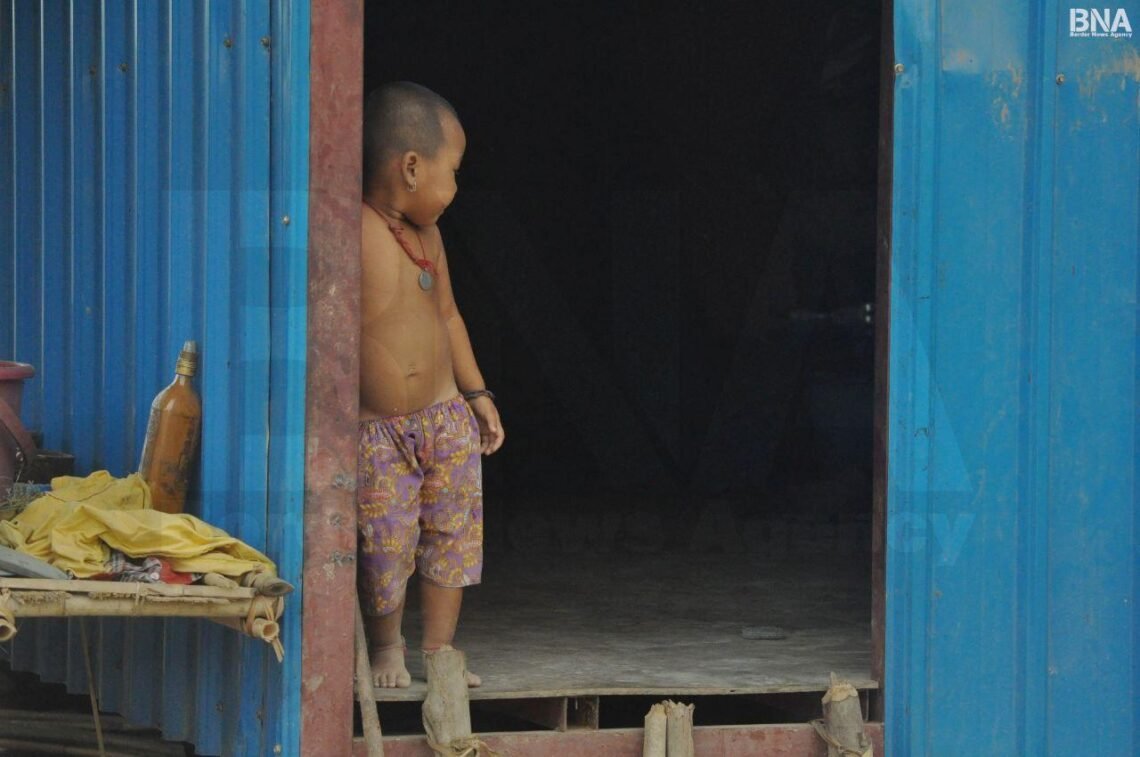 (ဓာတ်ပုံ - ကာကွယ်ဆေးထိုးရန်လိုအပ်နေတဲ့ဘူးသီးတောင်မြို့နယ်မှစစ်ဘေးရှောင်ကလေးတဦး / BNA)