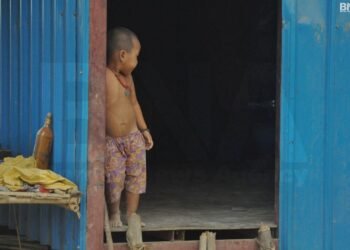 (ဓာတ်ပုံ - ကာကွယ်ဆေးထိုးရန်လိုအပ်နေတဲ့ဘူးသီးတောင်မြို့နယ်မှစစ်ဘေးရှောင်ကလေးတဦး / BNA)