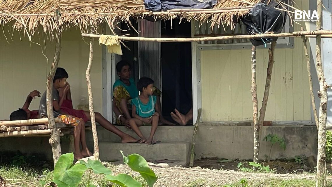 (ဓာတ်ပုံ - မောင်တောမြိုနယ်ကစစ်ဘေးရှောင်ဟိန္ဒူဘာသာဝင်တွေ / BNA)