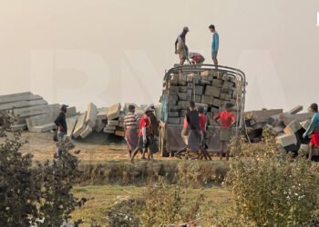 (ဓာတ်ပုံ - ဘင်္ဂလားဒေ့ရှ်နိုင်ငံ၊ တက္ကနာဖ်ဆိပ်ကမ်းသို့တင်ပို့မယ့်သစ်တွေကို မောင်တောမြို့နယ်ကညင်ချောင်းဆိပ် ကမ်းမှာမတ်လ ၁၇ ရင်နေ့တွေ့ရပုံ / BNA)