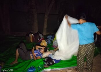 ◽ တောင်ငူမြို့ကပြည်သူတွေလမ်းပေါ်မှာအဆင်ပြေသလို အိပ်နေကြ (ဓာတ်ပုံသတင်း)

Border News Agency
တောင်ငူ၊ မတ် ၂၈ ။

မြန်မာနိုင်ငံမှာ မတ်လ ၂၈ ရက်၊ ဒီနေ့အင်အား ၇ ဒသမ ၇ အဆင့်ရှိအင်အားအလွန်ပြင်းထန်တဲ့ငလျင်ကြီးလှုပ်ခတ်ခဲ့ပြီးနောက် တောင်ငူမြို့မှပြည်သူတွေဟာ ကားလမ်းတွေ၊ ကားတွေပေါ်မှာအဆင်ပြေသလို အိပ်နေကြရပါတယ်။

အဲဒီလိုငလျင်ကြောင့် ကလေးသူငယ်တွေ၊ အမျိုးသမီးတွေ၊ ရဟန်းသံဃာတော်တွေ သေဆုံးဒဏ်ရာရခဲ့ကြသလိုအဆောက်အအုံတွေလည်း အများအပြားရှိပျက်စီးသွားခဲ့ပါတယ်။

အဲဒါကြောင့် မန္တလေးတိုင်း၊ စစ်ကိုင်းတိုင်း၊ မကွေးတိုင်း၊ ပဲခူးတိုင်း၊ ရှမ်းပြည်အရှေ့၊ ရှမ်းပြည်မြောက်ပိုင်းနဲ့ နေပြည်တော်ကောင်စီနယ်မြေတွေကို အာဏာသိမ်းစစ်ကောင်စီရဲ့အမျိုးသားသဘာ၀ဘေးအန္တရာယ်ဆိုင်ရာစီမံခန့်ခွဲမှုကော်မတီမှ မတ်လ ၂၈ ရက်၊ ဒီနေ့အရေးပေါ်အခြေအနေကြေညာလိုက်ပါတယ်။

အဲဒီငလျင်ကြီးဟာ မန္တလေးမြို့အရှေ့မြောက်ဘက် ၁၂ မိုင်အကွာကို ဗဟိုပြုလှုပ်ခတ်ခဲ့ပြီးနောက် ဒေသခြောက်ခုကို အရေးပေါ် အခြေအနေကြေညာလိုက်တာဖြစ်ပါတယ်။

အဲဒီငလျင်ကြီးကြောင့်ပျက်စီးဆုံးရှုံးမှုတွေကို အမြန်ဆုံးစုံစမ်းပြီးကူညီကယ် ဆယ်ရေးလုပ်ငန်းတွေကို အလျင်အမြန်ဆောင်ရွက်နေတယ်လို့ ဆိုပါတယ်။

အဲဒီငလျင်ကြောင့်ထိခိုက်ခံစားခဲ့ရသူတွေကို လူသားချင်းစာနာထောက်ထားမှုဆိုင်ရာအကူအညီတွေရရှိအောင် ဆောင်ရွက်သွားမယ်လို့ ဆိုပါတယ်။

အဲဒီငလျင်ကြီးကြောင့် လမ်း၊ တံတာ၊ ဆေးရုံ၊ဘာသာရေးဆိုင်ရာအဆောက် အအုံတွေ၊ လူနေအိမ်တွေ၊ ဌာနဆိုင်ရာရုံးတွေပျက်စီးသွားခဲ့ပါတယ်။

အဲဒီအပြင်လူတွေလည်း သေဆုံးဒဏ် ရာရခဲ့ကြသလို ပိတ်မိနေသူတွေ၊ ပျောက်ဆုံးနေကြသူတွေလည်း ရှိနေကြပါတယ်။
