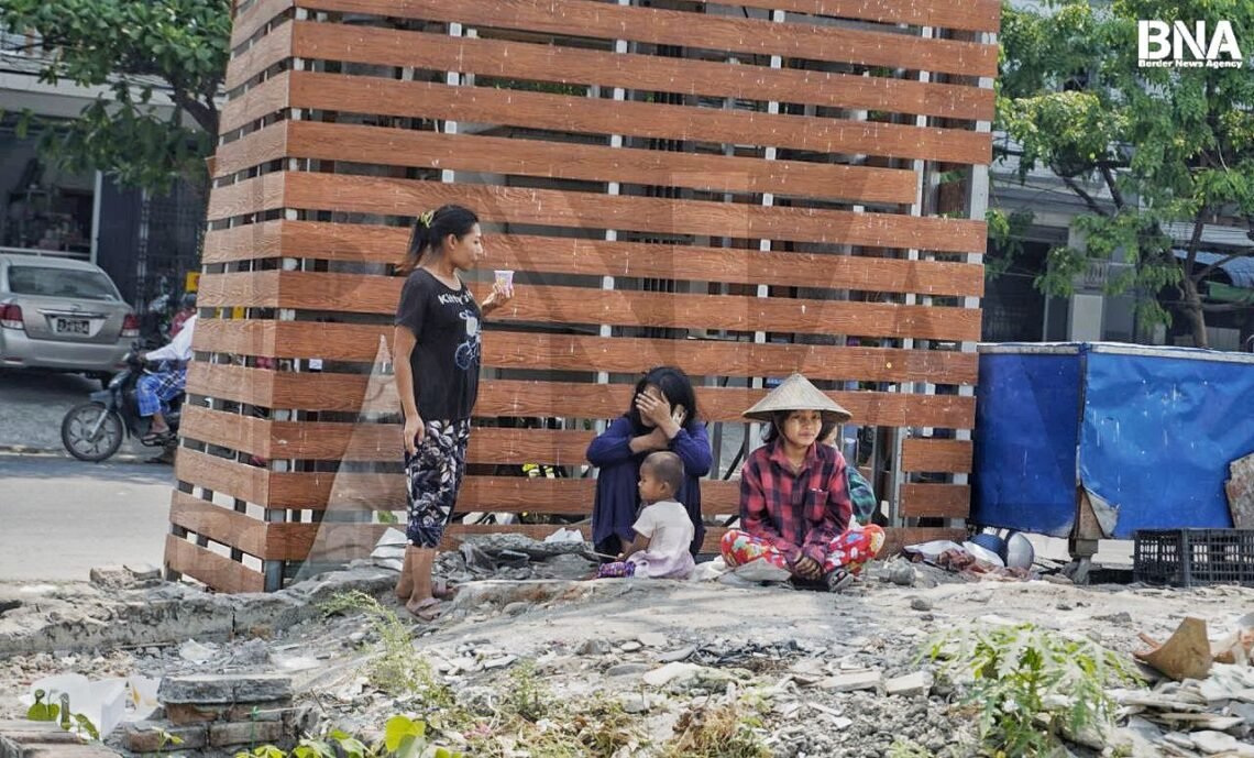 (ဓာတ်ပုံ - မန္တလေးမှငလျင်ဒဏ်သင့်ပြည်သူတချို့ကို ဧပြီလ ၂ ရက်နေ့တွေ့ရပုံ / BNA)