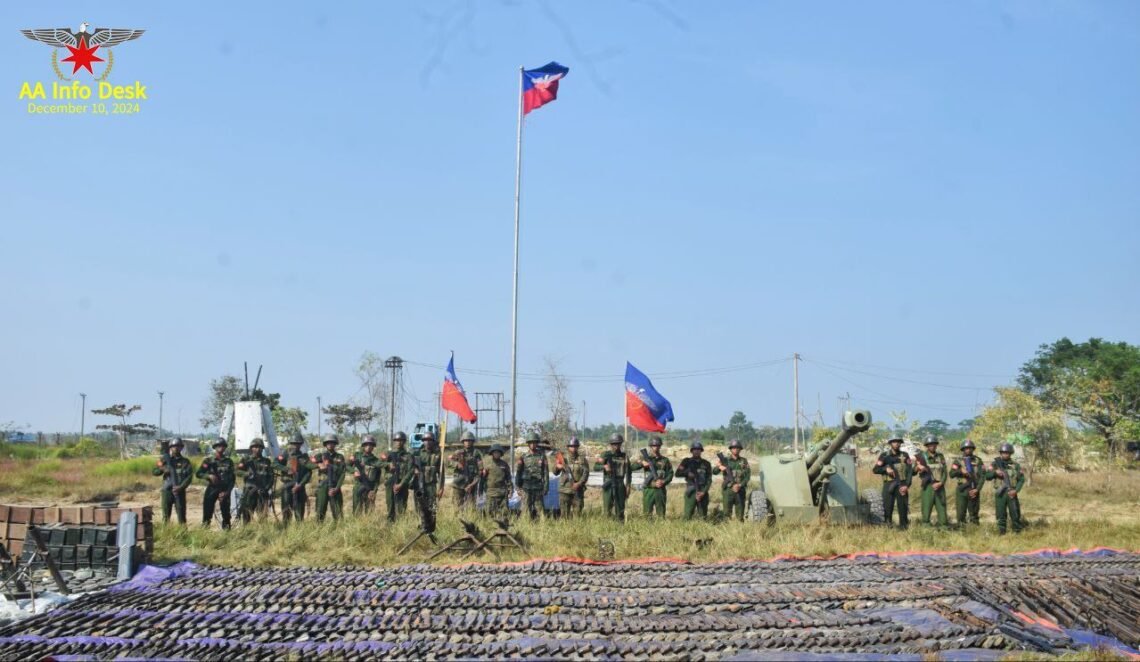 (ဓာတ်ပုံ - အာရက္ခ - ဘင်္ဂလာနယ်စပ်၊ မောင်တောမြို့နယ်တခုလုံးကို အပြီးသတ်တိုက်ခိုက်သိမ်းပိုက်ပြီးနောက် အာရက္ခတပ်တော်ကိုတွေ့ရပုံ / AA)