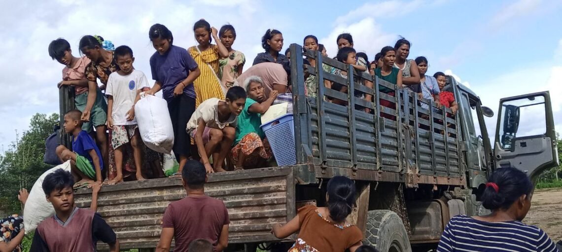 (ဓာတ်ပုံ - မင်းပြားမြို့နယ်က စစ်သုံးပန့်မိသားစုဝင်တွေကို မေလ ၁၆ ရက်နေ့က ပြန်လွှတ်ပေးနေပုံ / APM)