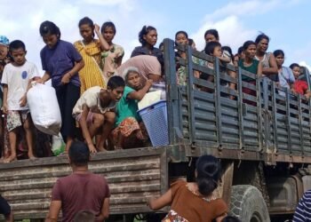 (ဓာတ်ပုံ - မင်းပြားမြို့နယ်က စစ်သုံးပန့်မိသားစုဝင်တွေကို မေလ ၁၆ ရက်နေ့က ပြန်လွှတ်ပေးနေပုံ / APM)