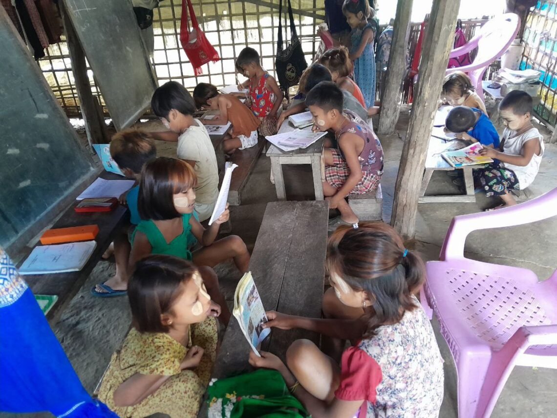 (ဓာတ်ပုံ - အာရက္ခ​ဒေသက စစ်ဘေးရှောင်ကလေးတွေ ပညာသင်ကြားနေပုံ / BNA)