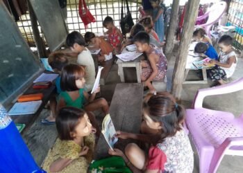 (ဓာတ်ပုံ - အာရက္ခ​ဒေသက စစ်ဘေးရှောင်ကလေးတွေ ပညာသင်ကြားနေပုံ / BNA)