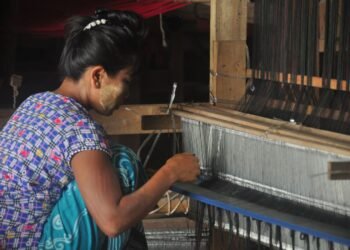 (ဓာတ်ပုံ - စစ်တွေမြို့နယ်၊ ကျားမသောင်ကျေးရွာမှရွှေကျားရက်ကန်းလုပ်ငန်းကို ၂၀၂၀ ပြည့်နှစ်ကတွေ့ရပုံ / BNA)