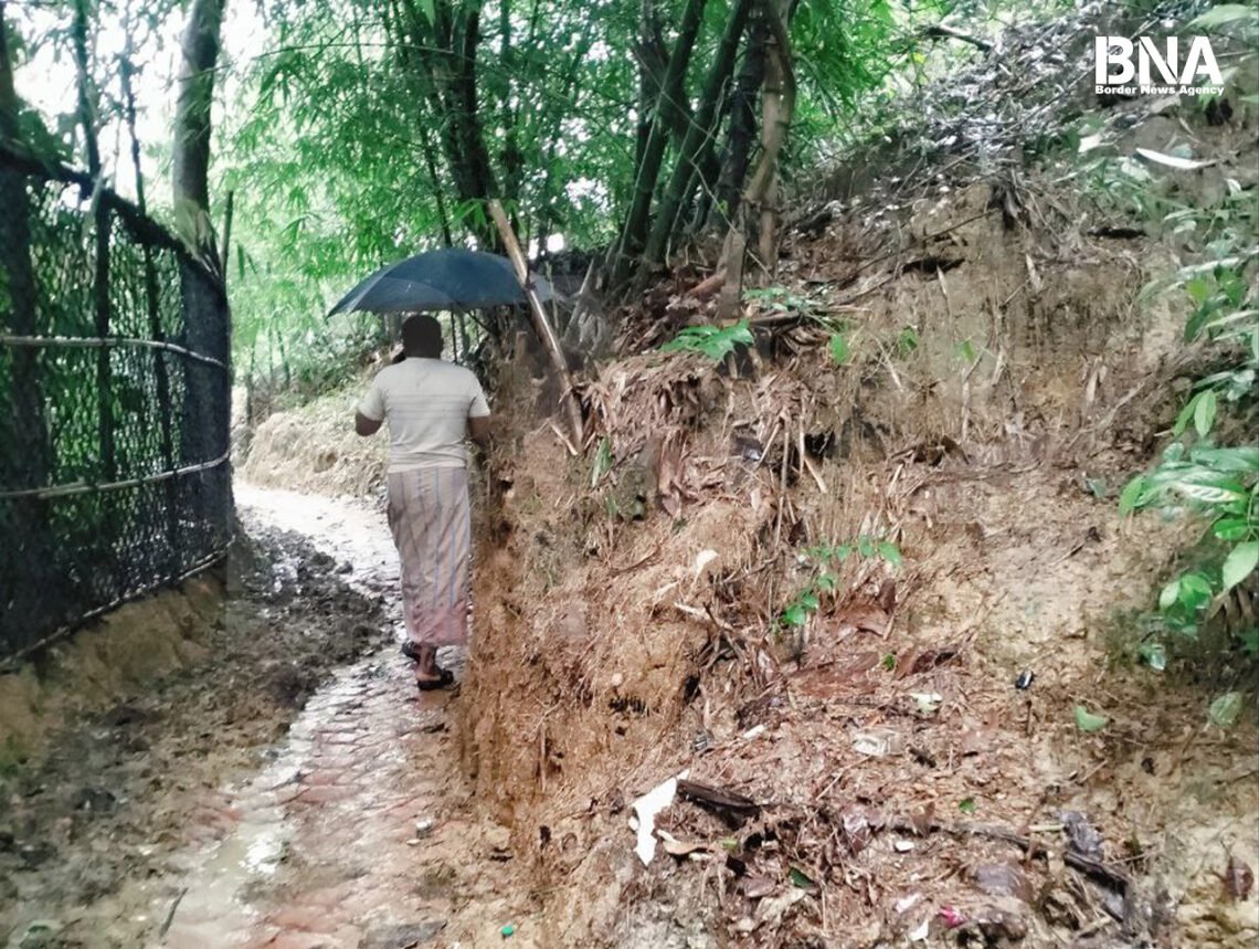 (ဓာတ်ပုံ - ဘင်္ဂလားဒေ့ရှ်နိုင်ငံ၊ ကော့ဇ်ဘာဇာမြို့ရှိ ရိုဟင်ဂျာဒုက္ခသည်စခန်းအမှတ် ၁၈ မှာ မြေပြိုပျက်စီးနေမှု / BNA)