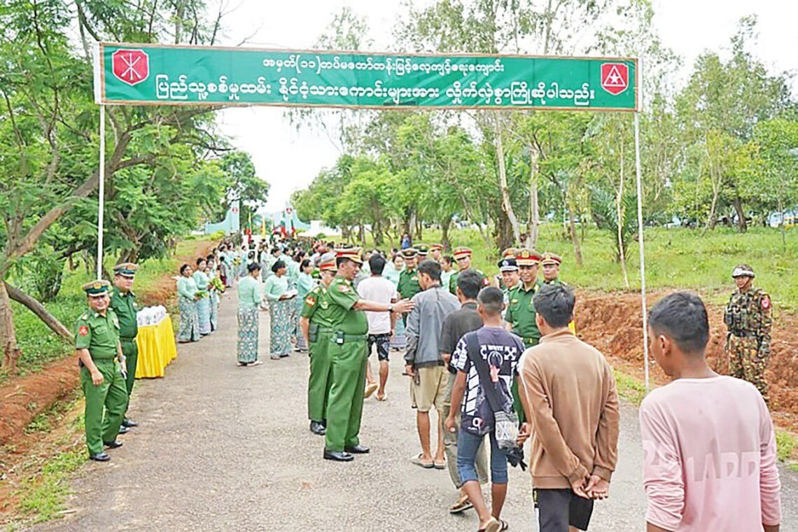 (ဓာတ်ပုံ - စစ်ကောင်စီတပ်ကအတင်းအဓမ္မစစ်မှုထမ်းခိုင်းထားသူတွေ / စစ်ကောင်စီ)