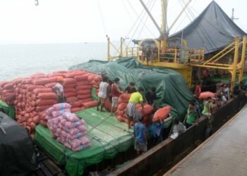 (ဓာတ်ပုံ - စစ်တွေမြို့ဘက်စုံဆိပ်ကမ်းမှာစားနပ်ရိက္ခာတွေတင်ဆောင်နေပုံ / စစ်ကောင်စီ)