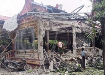 (စစ်ကိုင်းမြို့နယ် လင်းတလူးကျေးရွာက စစ်ဘေးရှောင်တွေခိုလှုံနေတဲ့ ဘုန်းတော်ကြီးကျောင်း ဗုံးကြဲခံရပြီးနောက် ဇူလိုင်လ ၁၁ ရက် မနက်က မြင်တွေ့ရစဉ်။) Photo: Facebook/Nay P Latt