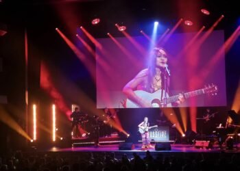 (Photo - ဩစတြေးလျနိုင်ငံ ဆစ်ဒနီမြို့မှာ ၂၀၂၅ ခုနှစ် ဧပြီလက ကျင်းပပြုလုပ်ခဲ့သည့် အဆိုတော် ဖြူဖြူကျော်သိန်း၏ ရံပုံငွေဖျော်ဖြေပွဲကိုတွေ့ရစဉ်။ Photo: Phyu Phyu Kyaw Thein)