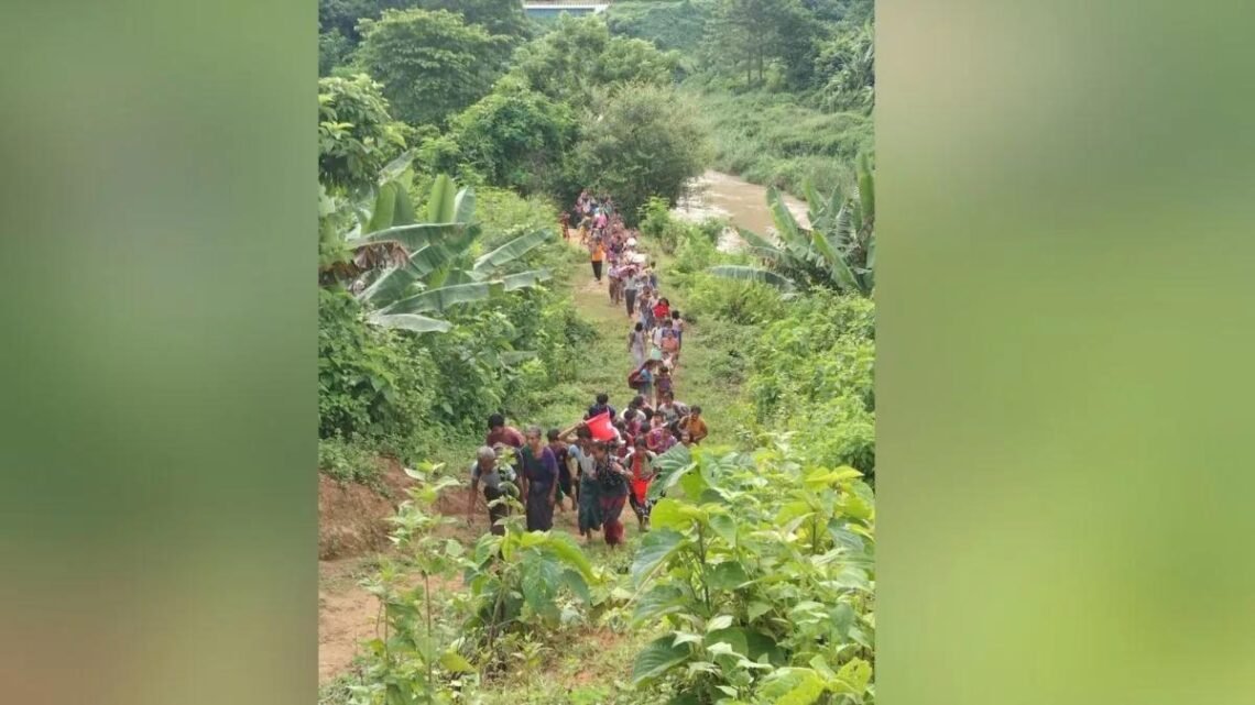 (Photo -⁩ ⁨မြန်မာနိုင်ငံကနေ အိန္ဒိယနိုင်ငံကို ထွက်ပြေးတိမ်းရှောင်လာတဲ့ ချင်းစစ်ဘေးဒုက္ခသည်တွေကိုတွေ့ရစဉ်။ Photo: The Statesman⁩)
