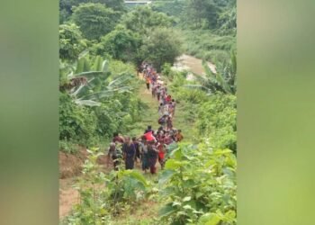 (Photo -⁩ ⁨မြန်မာနိုင်ငံကနေ အိန္ဒိယနိုင်ငံကို ထွက်ပြေးတိမ်းရှောင်လာတဲ့ ချင်းစစ်ဘေးဒုက္ခသည်တွေကိုတွေ့ရစဉ်။ Photo: The Statesman⁩)