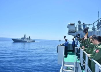 (Photo - စစ်ကောင်စီရေတပ်ကိုတွေ့ရစဉ်။ Photo: CINCDS)