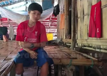 (ဓာတ်ပုံ - ခြေတုတဖက်လိုနေတဲ့မောင်ထွန်းလှိုင်ကို သြဂုတ်လပထမအပတ်ကတွေ့ရပုံ / BNA)