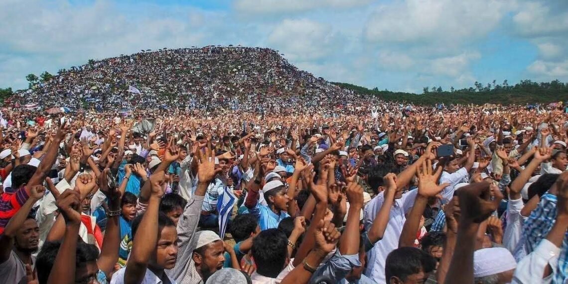 (ဓာတ်ပုံ - ဘင်္ဂလားဒေ့ရှ်နိုင်ငံ၊ ဒုက္ခသည်စခန်းတွေရှိ ရိုဟင်ဂျာတွေဆန္ဒပြတောင်းဆိုနေပုံ / လူမှုကွန်ရက်)