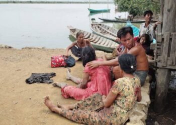 (ဓာတ်ပုံ - စစ်ကော်မရှင်တပ်လေကြောင်းတိုက်ခိုက်လို့ ဒဏ်ရာရသွားတဲ့ရခိုင်အရပ်သားတွေ / ပေပို့)