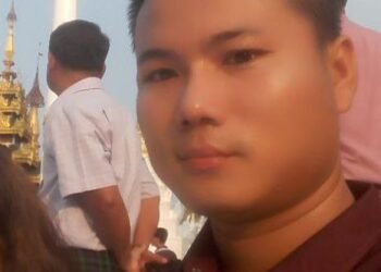 (ဓာတ်ပုံ - မောင်တောမြို့သိမ်းတိုက်ပွဲအတွင်းရိုဟင်ဂျာအမည်ခံလက်နက်ကိုင်အကြမ်းဖက်သမားတွေဖမ်းဆီးသတ်ဖြတ်အလောင်းဖျောက်လိုက်တဲ့မောင်တောမြို့ခံတဦး / ပေးပို့)