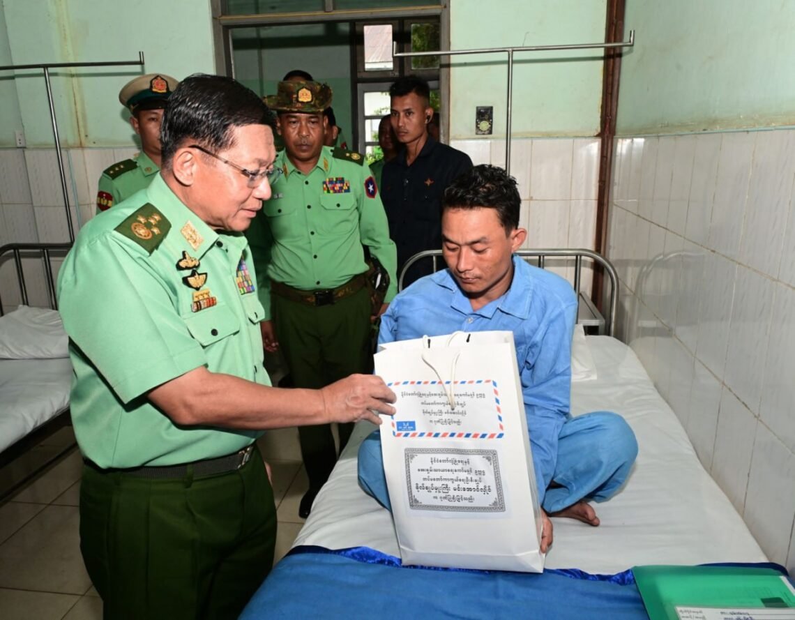 (ဓာတ်ပုံ - မဲဆွယ်စည်းရုံးရေးလုပ်နေတဲ့စစ်ခေါင်းဆောင်ကို သြဂုတ်လ ၁၈ ရ က်နေ့က မကွေးမြို့မှာတွေ့ရပုံ / စစ်ကော်မရှင်)