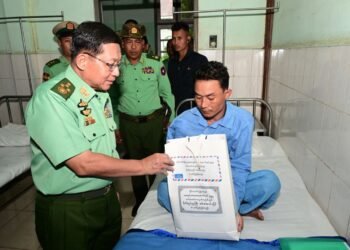 (ဓာတ်ပုံ - မဲဆွယ်စည်းရုံးရေးလုပ်နေတဲ့စစ်ခေါင်းဆောင်ကို သြဂုတ်လ ၁၈ ရ က်နေ့က မကွေးမြို့မှာတွေ့ရပုံ / စစ်ကော်မရှင်)