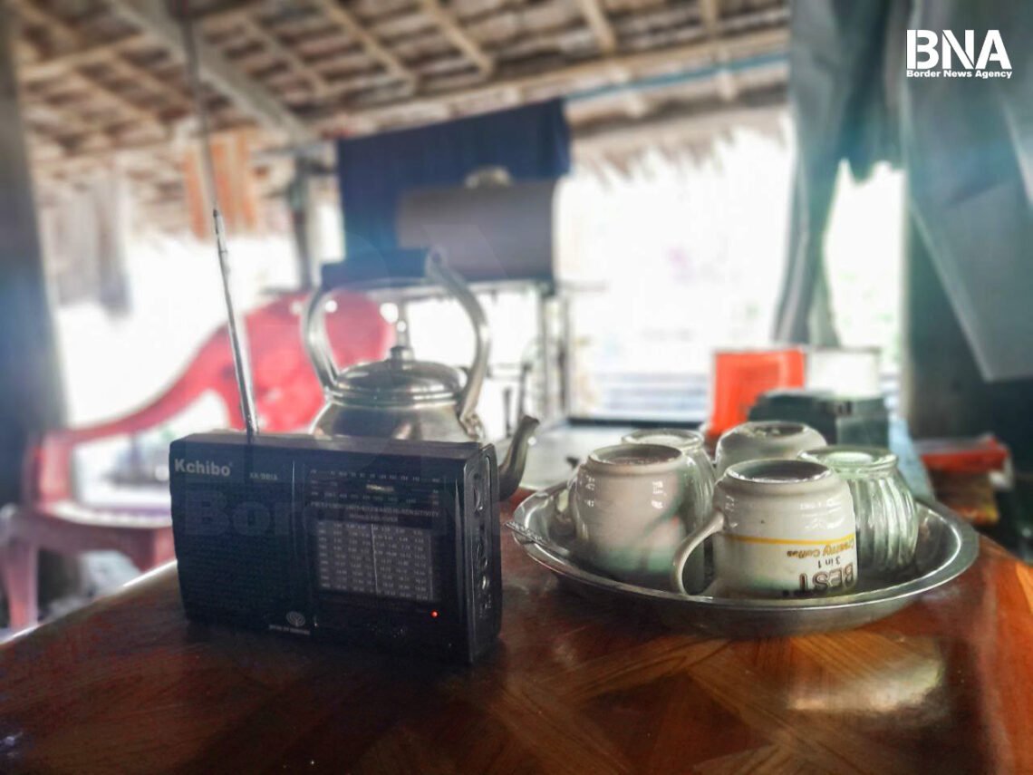 (ဓာတ်ပုံ - ကျောက်တော်မြို့နယ်မှနေအိမ်တလုံးမှာရေဒီယိုနားထောင်နေကြစဥ် / BNA)