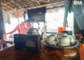 (ဓာတ်ပုံ - ကျောက်တော်မြို့နယ်မှနေအိမ်တလုံးမှာရေဒီယိုနားထောင်နေကြစဥ် / BNA)