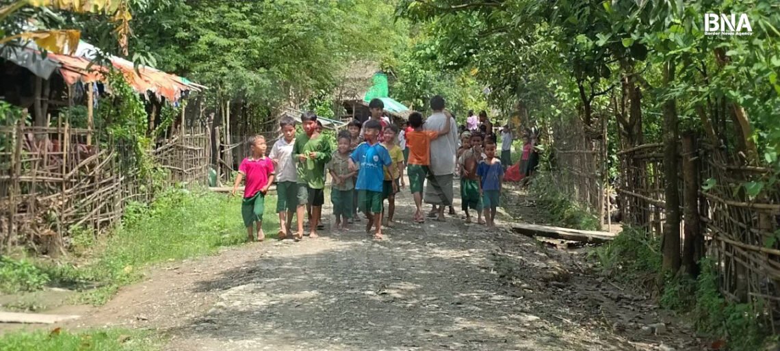 (ဓာတ်ပုံ - မောင်တောမြို့နယ်၊ သုံးမိုင်ရှိ သီဟိုဠ်အေးကျေးရွာမှ မြိုကလေးတွေ / BNA)