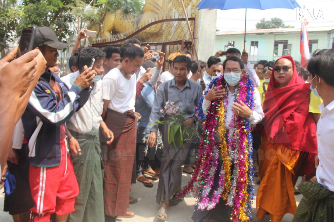 (ဓာတ်ပုံ - ၂၀၂၁ ခုနှစ်၊ ဖေဖော်ဝါရီလ ၁ ၂ ရက်နေ့ပြန်လည်လွတ်မြောက်လာပြီးနောက် ဒေါက်တာအေးမာင်ကိုမောင်တောမြို့မှာတွေ့ရပုံ / BNA)