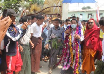 (ဓာတ်ပုံ - ၂၀၂၁ ခုနှစ်၊ ဖေဖော်ဝါရီလ ၁ ၂ ရက်နေ့ပြန်လည်လွတ်မြောက်လာပြီးနောက် ဒေါက်တာအေးမာင်ကိုမောင်တောမြို့မှာတွေ့ရပုံ / BNA)