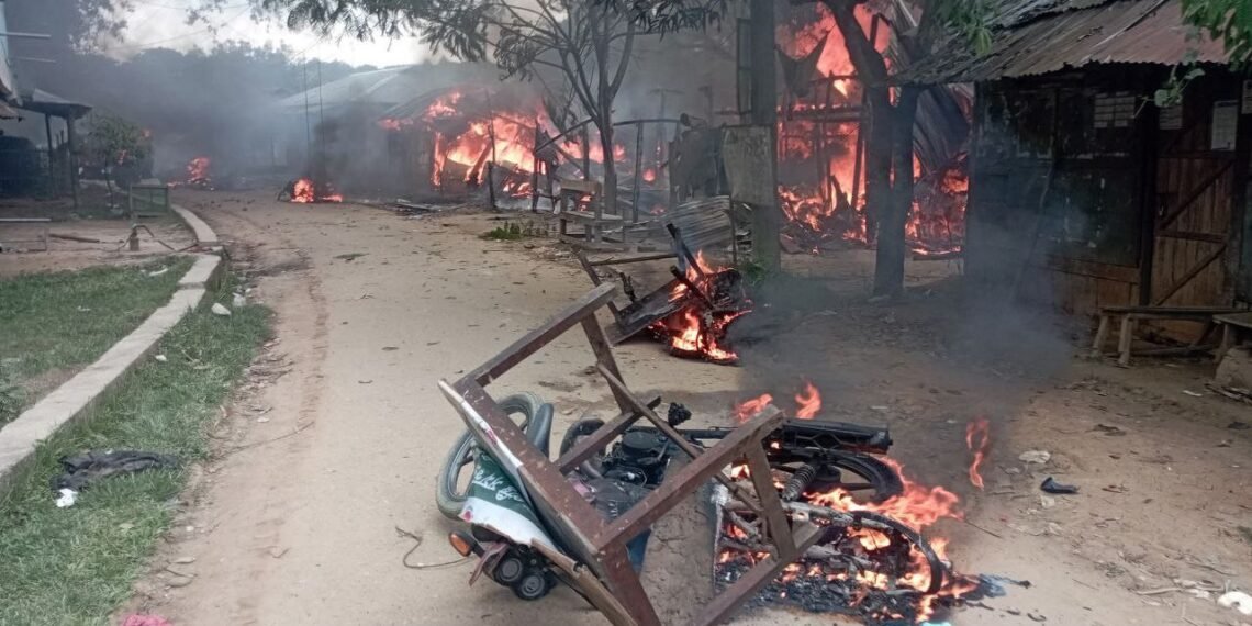 (ဓာတ်ပုံ - ဘင်္ဂလားဒေ့ရှ်စစ်တပ်မီးရှိုးထားတဲ့ဂုမ္မရာစျေး / လူမှုကွန်ရက်)