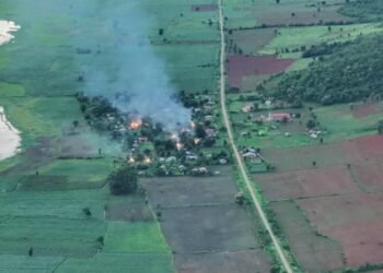 (ဓာတ်ပုံ - ဖယ်ခုံမြို့နယ်၊ ဆောင်နန်းခဲကျေးရွာကို စစ်အုပ်စုက မီးရှို့ဖျက်ဆီးနေတာကို PKPF မှ ၂၀၂၅ ခုနှစ်၊ဇွန်လ ၂၅ ရက်နေ့က ထုတ်ပြန်ထားစဉ်။)