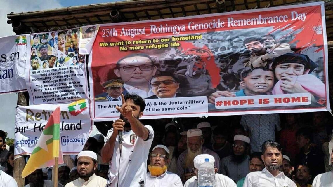 (ဓာတ်ပုံ - ဘင်္ဂလားဒေ့ရှ်နိုင်ငံ၊ဒုက္ခသည်စခန်းမှာသြဂုတ်လ ၂၅ ရက်နေ့ဆန္ဒပြတောင်းဆိုနေကြပုံ / ပေးပို့)