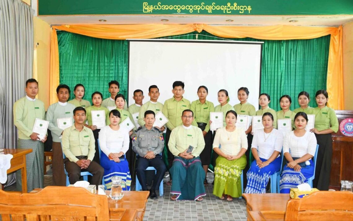 (ဓာတ်ပုံ - ကျောက်ဖြူမြို့နယ်အုပ်ချုပ်ရေးမှူးမျိုးမင်းထွဏ်းနဲ့သူ့ဝန်ထမ်းတွေ / ပြန်ဆက်)