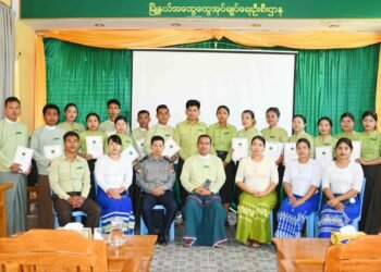 (ဓာတ်ပုံ - ကျောက်ဖြူမြို့နယ်အုပ်ချုပ်ရေးမှူးမျိုးမင်းထွဏ်းနဲ့သူ့ဝန်ထမ်းတွေ / ပြန်ဆက်)