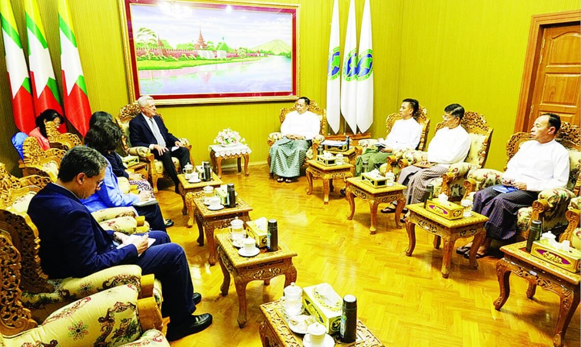 (ဓာတ်ပုံ - ကုလမင်းကြီးနဲ့ စစ်ကော်မရှင်နေပြည်တော်မှာတွေ့ဆုံပုံ / စစ်ကော်မရှင်)