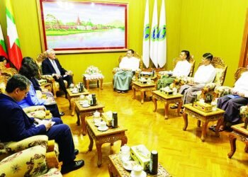 (ဓာတ်ပုံ - ကုလမင်းကြီးနဲ့ စစ်ကော်မရှင်နေပြည်တော်မှာတွေ့ဆုံပုံ / စစ်ကော်မရှင်)