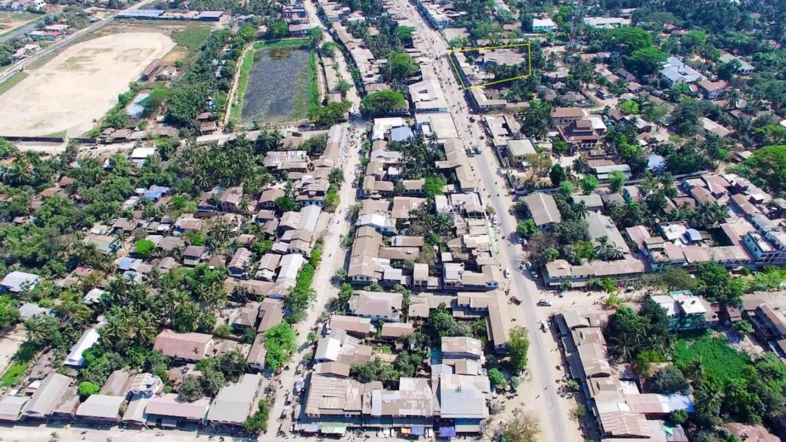 (ဓာတ်ပုံ - မောင်တောမြို့ပေါ်မြင်ကွင်းထဲမှာဗလီကြီးကိုအဝါရောင်လေးထောင့်ဝိုင်းပြထားပါတယ်။)