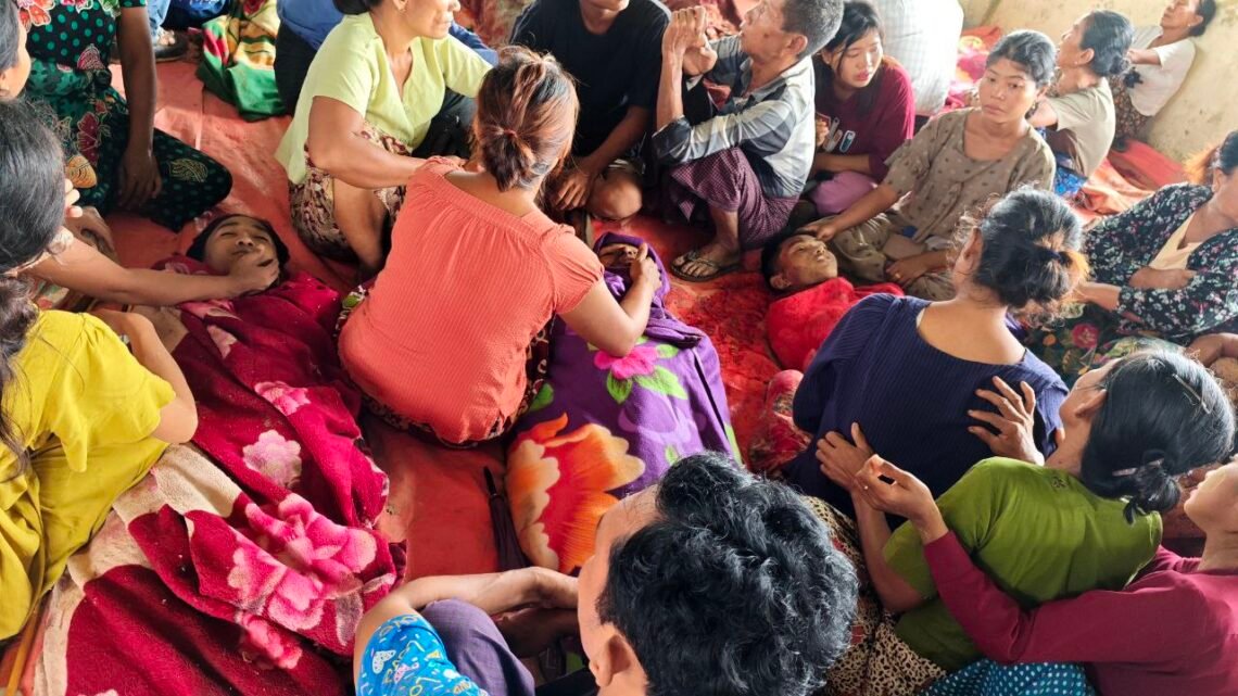 (ဓာတ်ပုံ - ကျောက်တော်မြို့နယ်၊ သရက်တပင်ကျေးရွာကို စစ်ကော်မရှင်တပ်လေကြောင်းတိုက်ခိုက်လို့သေဆုံးသွားသူတွေ / APM)