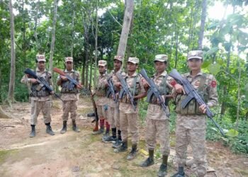 (ဓာတ်ပုံ - အာရက္ခ-ဘင်္ဂလာနယ်စပ်မှာလှုပ်ရှားနေကြတဲ့ရိုဟင်ဂျာအမည်ခံလက်နက်ကိုင်အကြမ်းဖက်သမားတွေ / လူမှုကွန်ရက်)