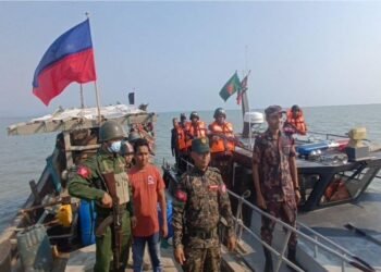 (ဓာတ်ပုံ - အာရက္ခ-ဘင်္ဂလာနယ်စပ်မှာ နှစ်နိုင်ငံဆက်ဆံရေးဆောင်ရွက်နေကြတဲ့အာရက္ခတပ်တော်တပ်ဖွဲ့ဝင်တွေနဲဘင်္ဂလားဒေ့ရှ်နယ်ခြားစောင့်တပ် / APM)