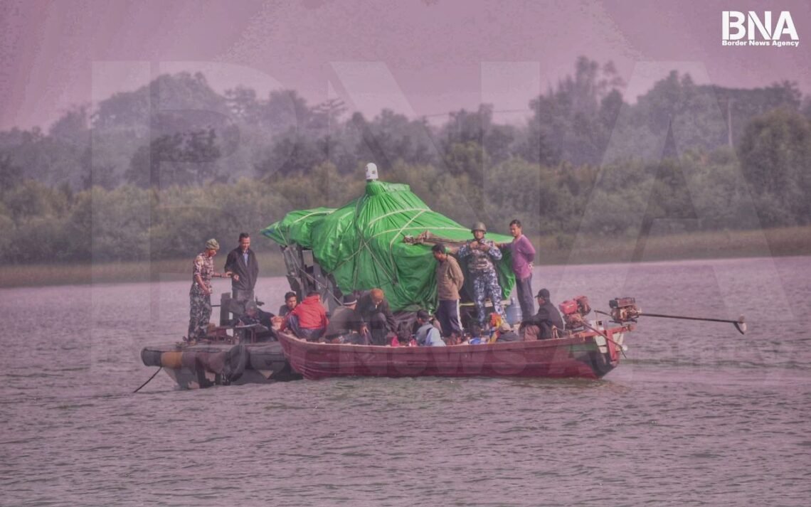 (ဓာတ်ပုံ - မယူမြစ်ထဲမှာဒေသခံတွေကိုစစ်ဆေးနေတဲ့စစ်ကော်မရှင်တပ်ဖွဲ့ဝင်တွေ/BNA)