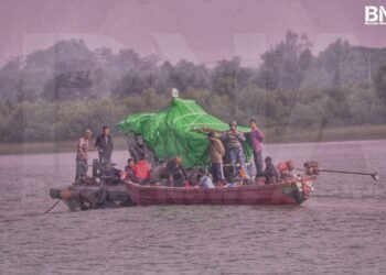 (ဓာတ်ပုံ - မယူမြစ်ထဲမှာဒေသခံတွေကိုစစ်ဆေးနေတဲ့စစ်ကော်မရှင်တပ်ဖွဲ့ဝင်တွေ/BNA)