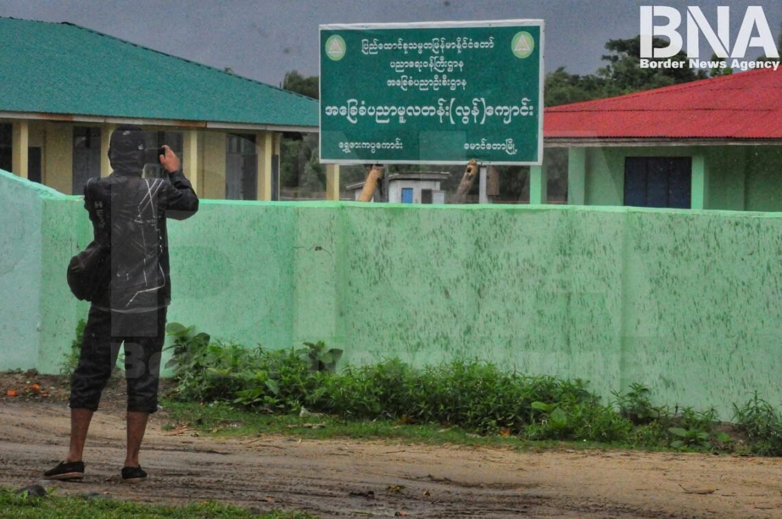 (ဓာတ်ပုံ - အာရက္ခဒေသမှာမြေပြင်ကွင်းဆင်းသတင်းယူနေတဲ့သတင်းထောက်တဦး / BNA)