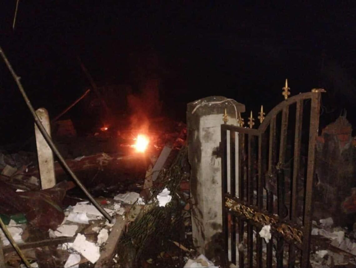 (ဓာတ်ပုံ-စစ်ကော်မရှင်တပ်လေကြောင်းတိုက်ခိုက်လို့ ပျက်စီးသွားတဲ့သံတွဲမြို့ကနေအိမ်ကို စက်တင်ဘာလ ၂၇ ရက်နေ့ကတွေ့ရပုံ/ ပေးပို့)