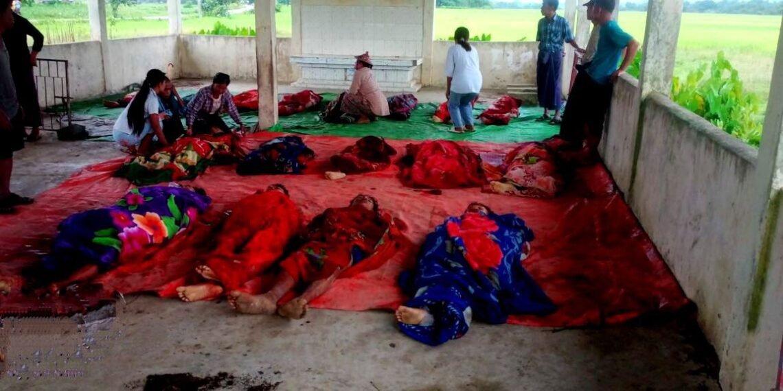 (ဓာတ်ပုံ - ကျောက်တော်မြို့နယ်၊ သရက်တပင်ကျေးရွာကို စက်တင်ဘာလ ၁၂ ရက်နေ့က စစ်ကော်မရှင်လေကြောင်းတိုက်ခိုက်လို့သေဆုံးသွားသူတွေ / APM)